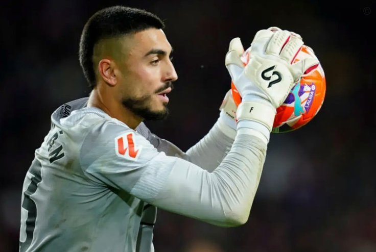 真暴力啊！西乙门将冲向对手，一拳将其击倒