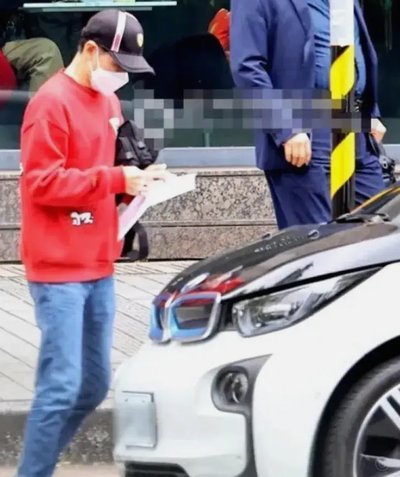 斯特林车祸事件被保释后首次现身，他与知名艺人谈笑风生
