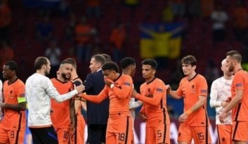 BBC：科曼五后卫战术引争议 荷兰阵型混乱