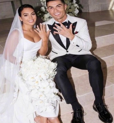 C罗社媒宣布与乔治娜结婚 晒两人戴婚戒照