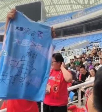 大连国安球迷隔空对骂引火上天